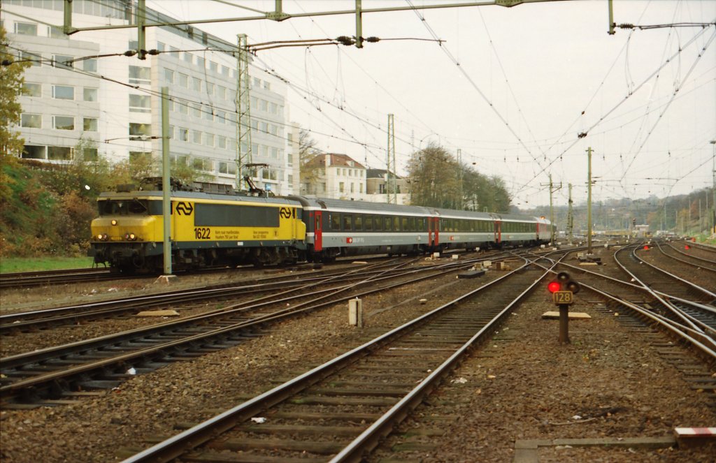 E-Lok 1622 mit EC 105 Berner Oberland (Amsterdam-Basel-Interlaken Ost) zwischen halt in Arnhem, neunziger Jahre.