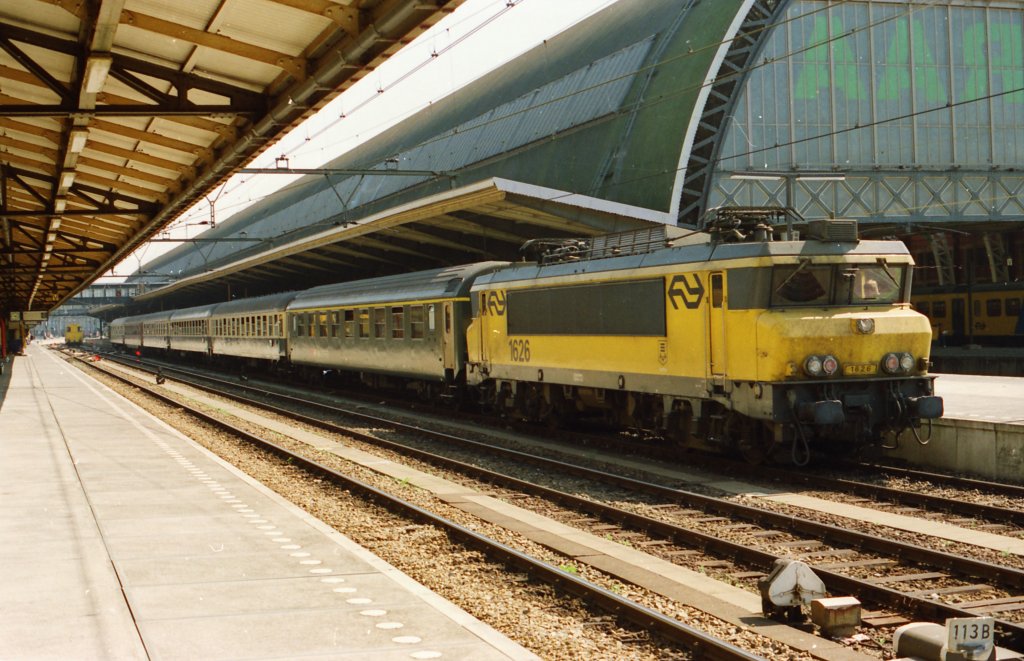 E-lok 1626 mit D205 (Rome-Amsterdam CS), Amsterdam CS, neunziger Jahre.