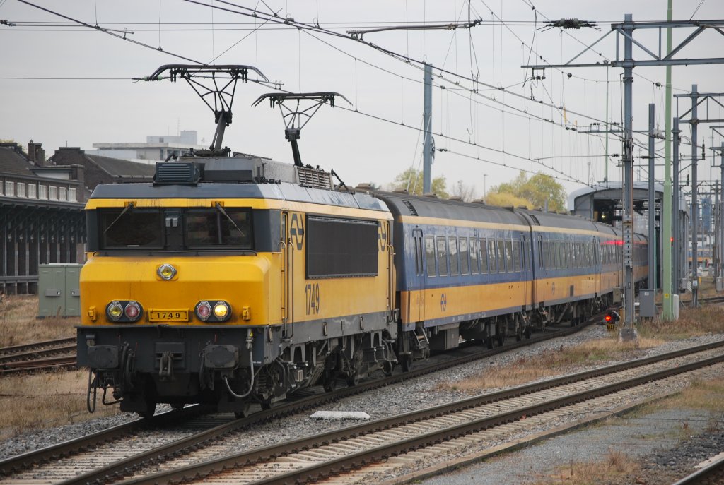 E-Lok 1749 schiebt einen Zug von IC-R in die Waschanlage vom Bhf Maastricht. November 2012.