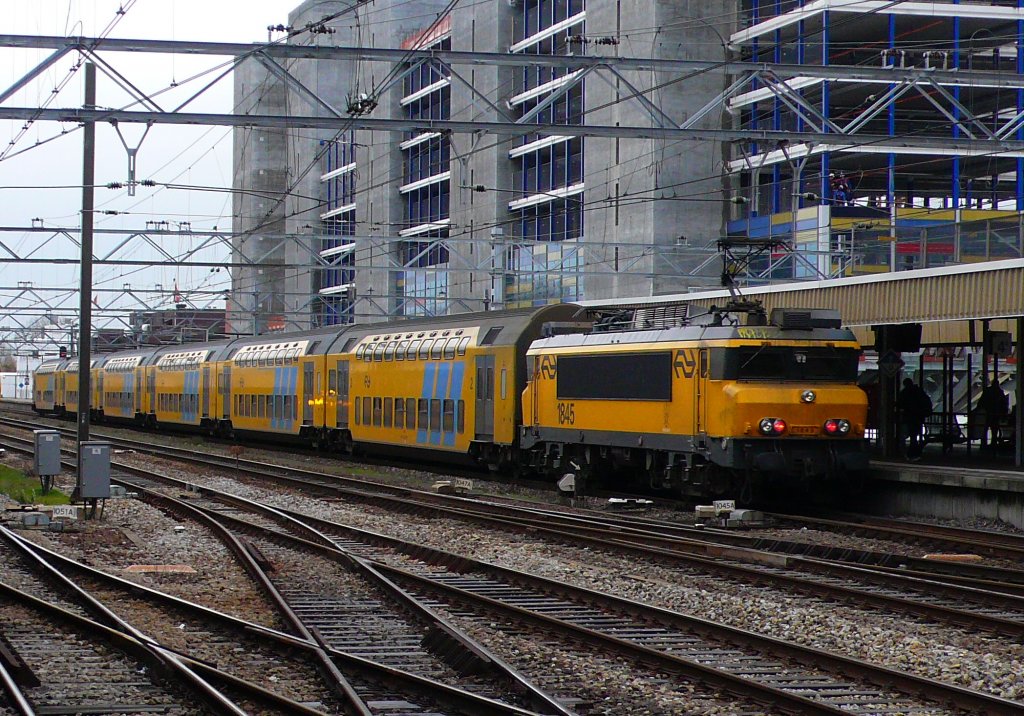 E-Lok 1845 (ex 1645)von Alst(h)om mit DDM1 Doppelstockwagen in
Leiden Hauptbahnhof am 13.11.09.