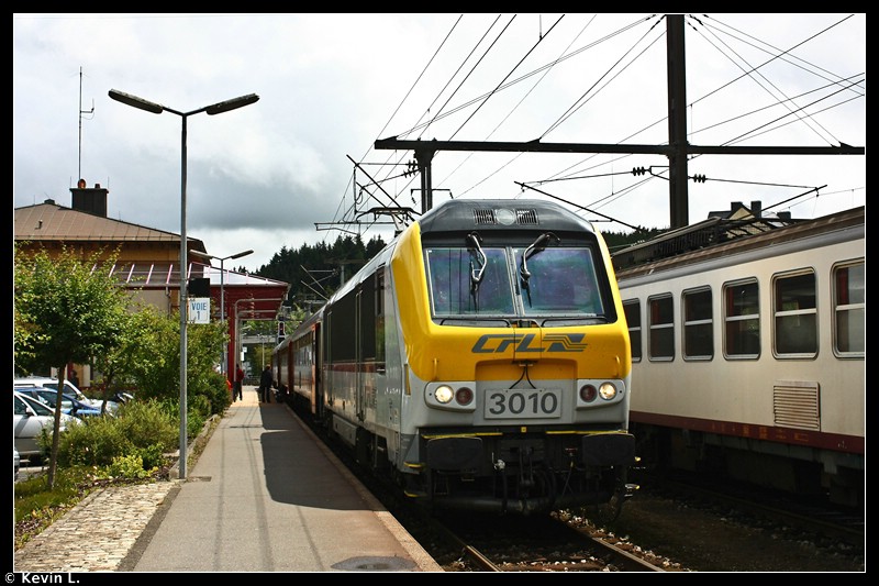 E-Lok 3010 der CFL hat soeben, als IR 114, mit drei belgischen Personenwagen, den Bahnhof Troisvierges erreicht und setzt dort seine Fahrt nach Liers fort. Aufgenommen am 21.06.2011.