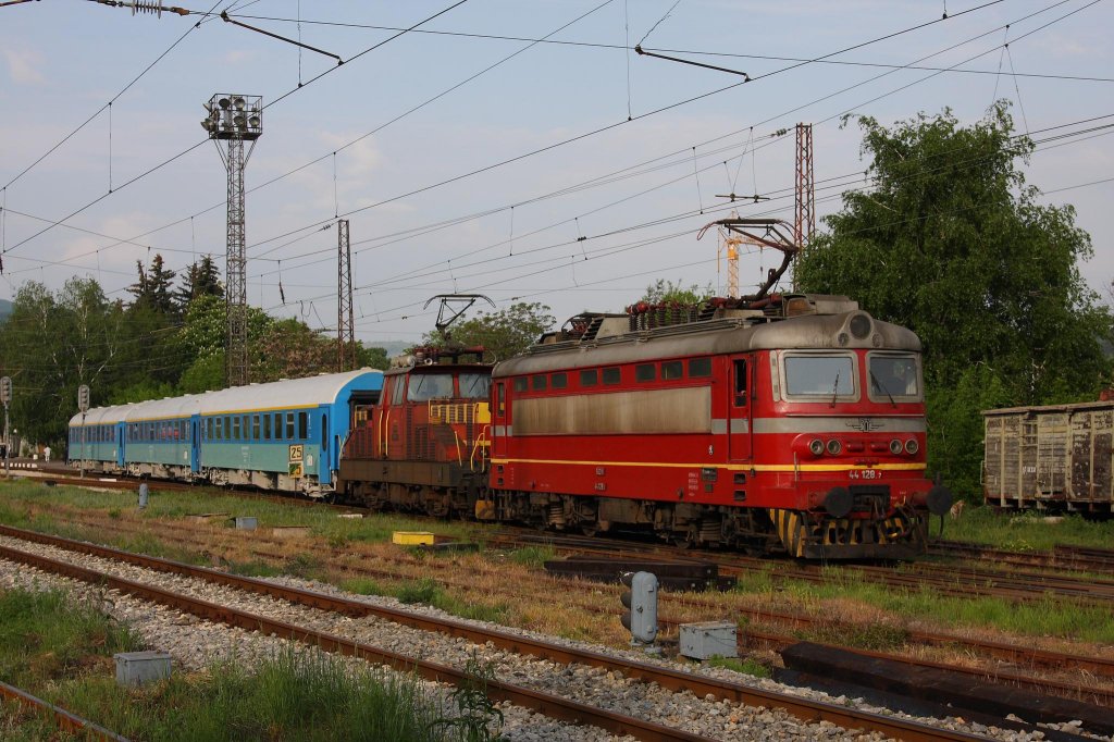 E-Lok 44128 fhrt mit einem modernen Expresszug in Pernik nach Sofia aus.
Sie hat ein sogenanntes  Bgeleisen  im Schlepp, welches ebenfalls den
Bgel am Fahrdraht hat.