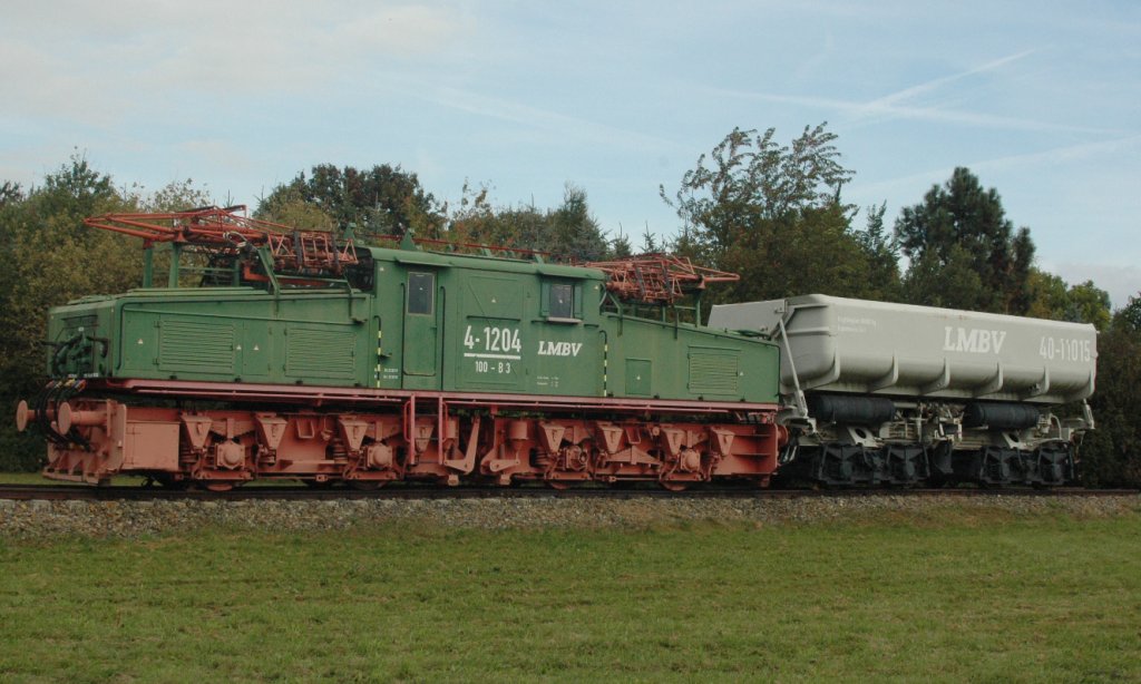 E-Lok-Baureihe 4-1204-100-B3 mit dem Abraumwagen 40-11015.  Die auch „Hundert-Tonnen-Loks“ genannten mit Gleichstrom betriebenen Maschinen gehrten zum Braunkohle Abbau in der Lausitz. Gesehen am 05.10.2011.