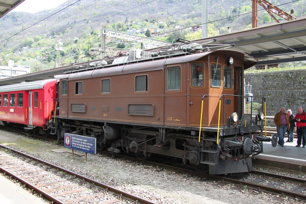 E-Lok Be 4/4 Nr.14 ex.BT,SOB(SLM/SAAS 1931)Hinter der Lok zwei Wagen der Rorschach-Heiden-Bergbahn,die im Extrazug eingegliedert sind.Bellinzona 07.03.12


