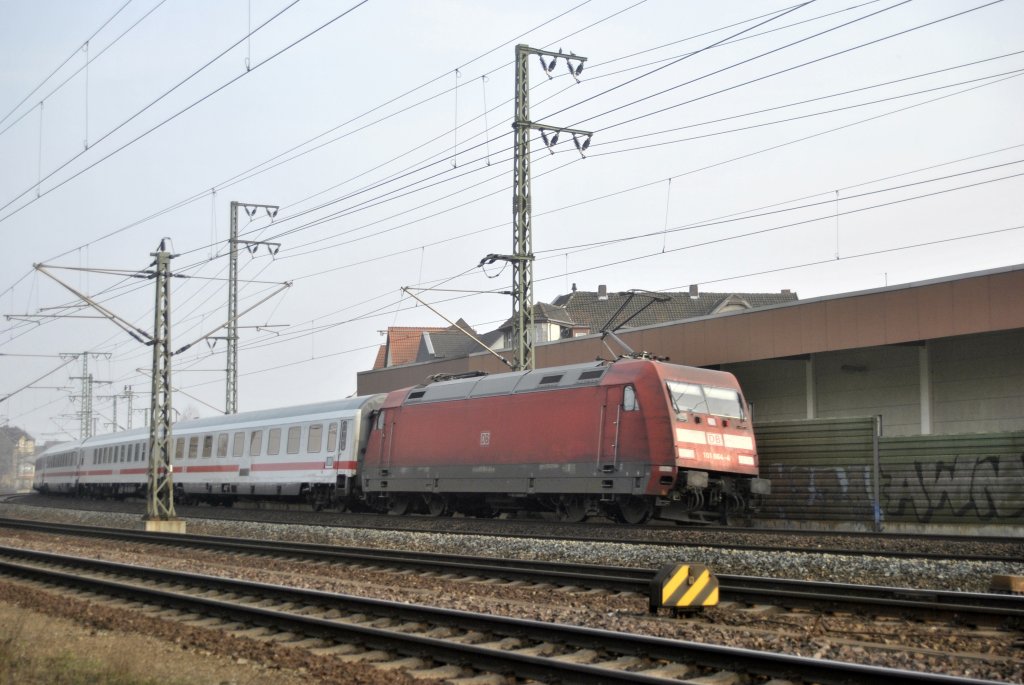 E-Lok der BR 101 schiebt einen IC am 17.03.2012 durch Lehrte.