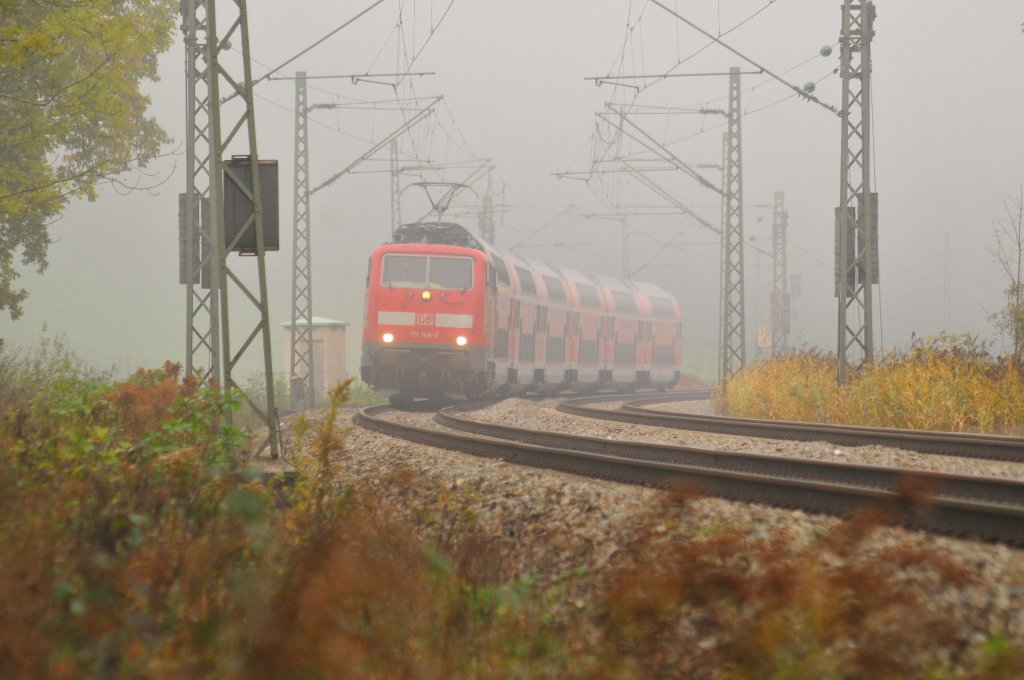 E-Lok BR 111 148-3 mit Doppelstockwagen unterwegs im ersten Herbstnebel auf der Strecke Mnchen-Salzburg bei bersee am 22.10.12 