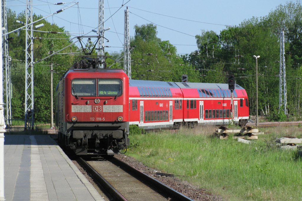 E-Lok BR 112 118-5 der DB AG fhrt mit einem RE der Linie 4 aus Schwerin kommend in Wismar Bf ein. Wismar [11.05.2008]