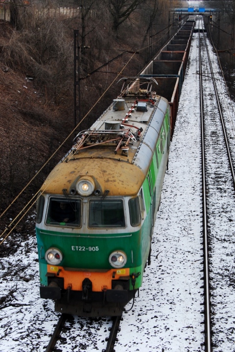 E-Lok ET22-905 mit einem leeren Gterzug durch Krakau.
4. Februar 2011