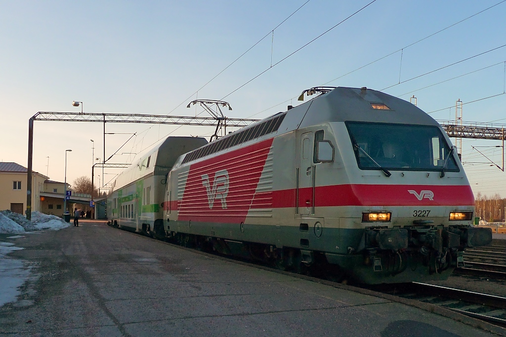E-Lok Sr2 #3227 der VR im Bahnhof Riihimki, 14.4.13  
