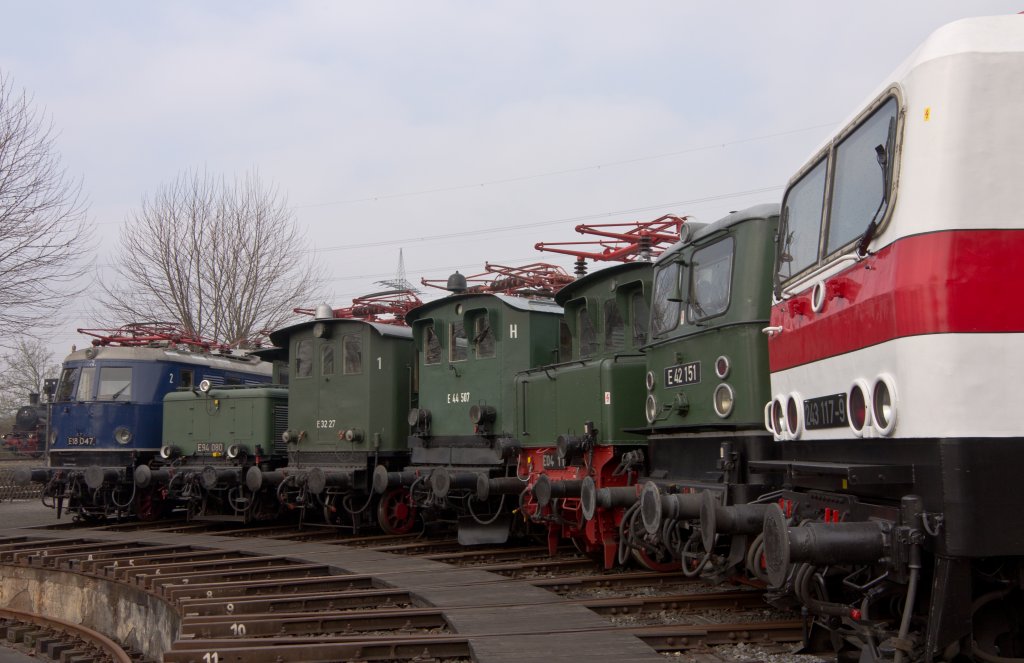 E-Lokparade (243 117-9, E42 151,E04 11, E44 507, E32 27, E94 080 und E18 047) whrend der Museumstage im Eisenbahnmuseum Dahlhausen. (13.04.2012) 