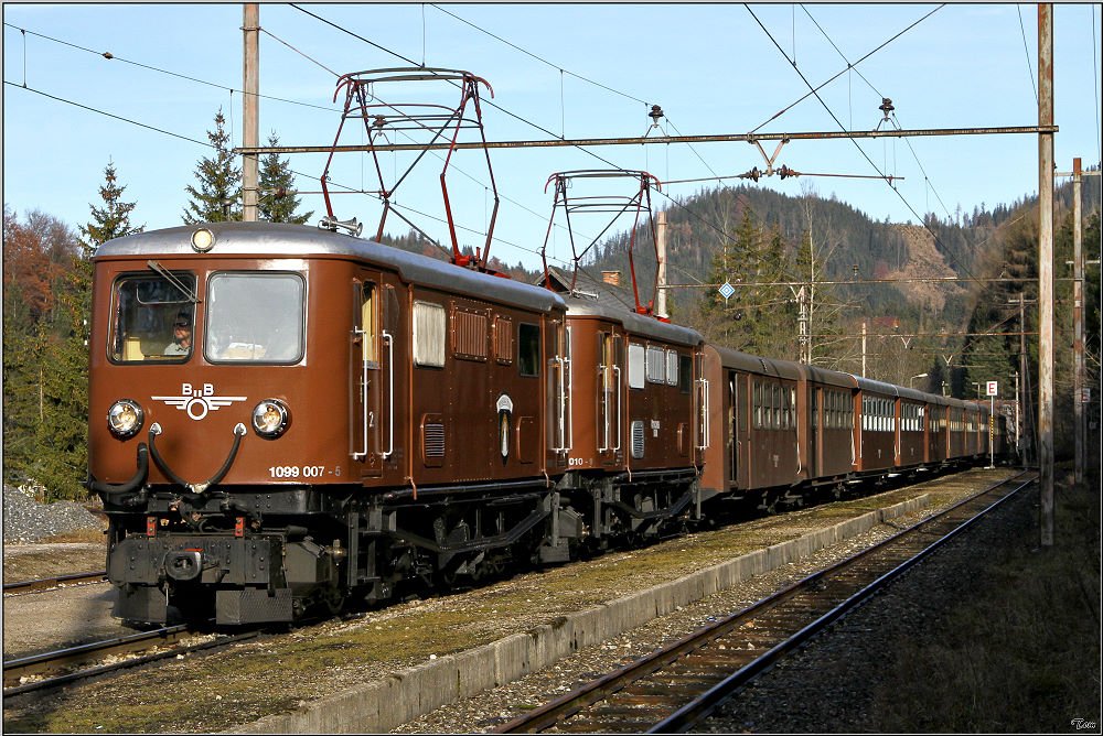 E-Loks 1099 007 & 1099 010 fahren mit REX 6807  �tscherb�r  von St.P�lten nach Mariazell. 
Mitterbach 29.11.2009