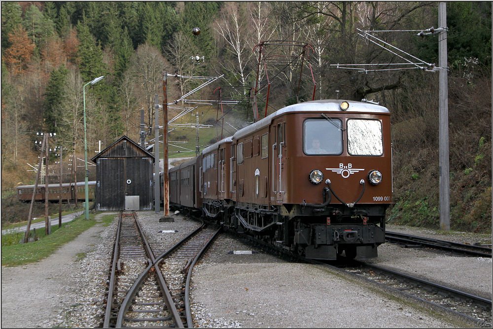 E-Loks 1099 007 & 1099 010 fahren mit REX 6807  tscherbr  von St.Plten nach Mariazell. 
Laubenbachmhle 29.11.2009