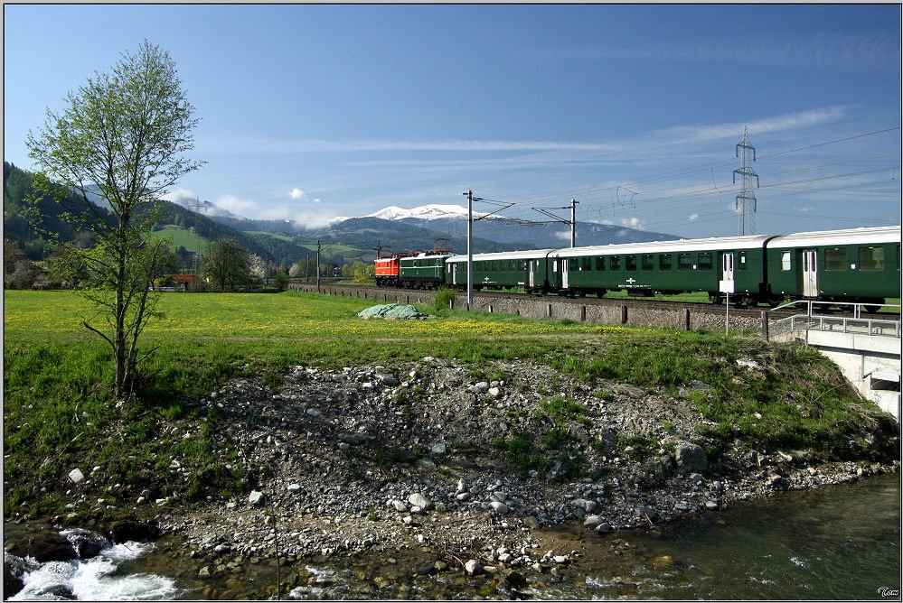 E-Loks 1245 525 und 1010.10 fahren mit einem Personenleerzug von Wien Sd nach Zeltweg.
Knittelfeld 2.5.2008
