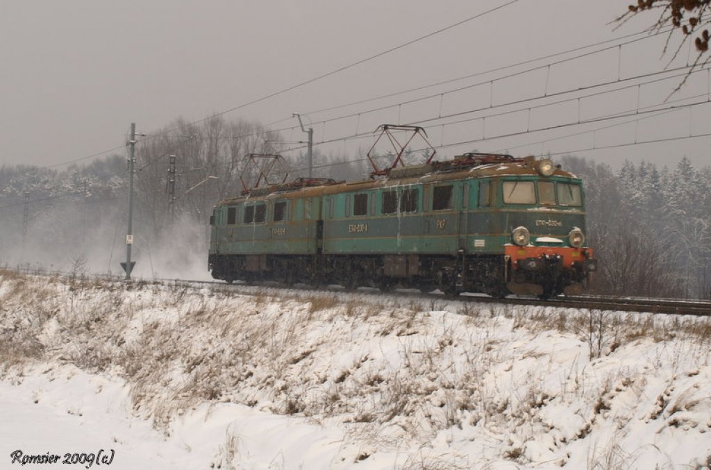 E-Loks ET41-030 geth in die Richtung des Banhof Tychy.Tychy Mąkołowiec 20.12.2009.