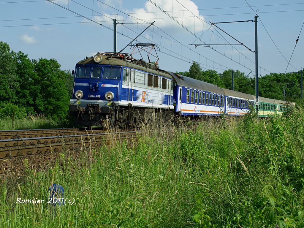E-loks EU07-488 PKP Intercity mit TLK 41102 Rybnik-Białystok bei Katowice am 2011.07.02.