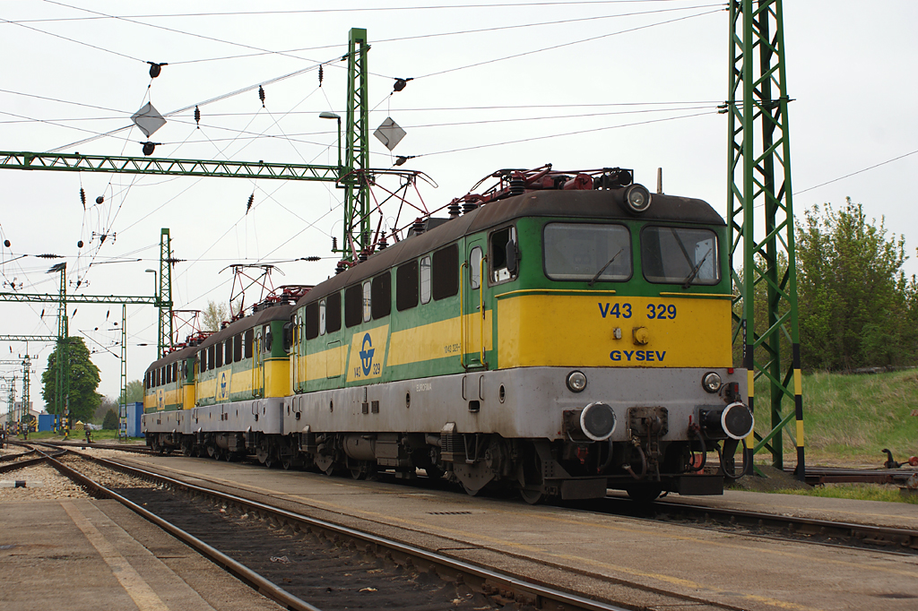 E-Loks V 43 329, 326 und 332 der ROeEE/GySEV abgestellt im Bahnhof Sopron, 23.04.2010.