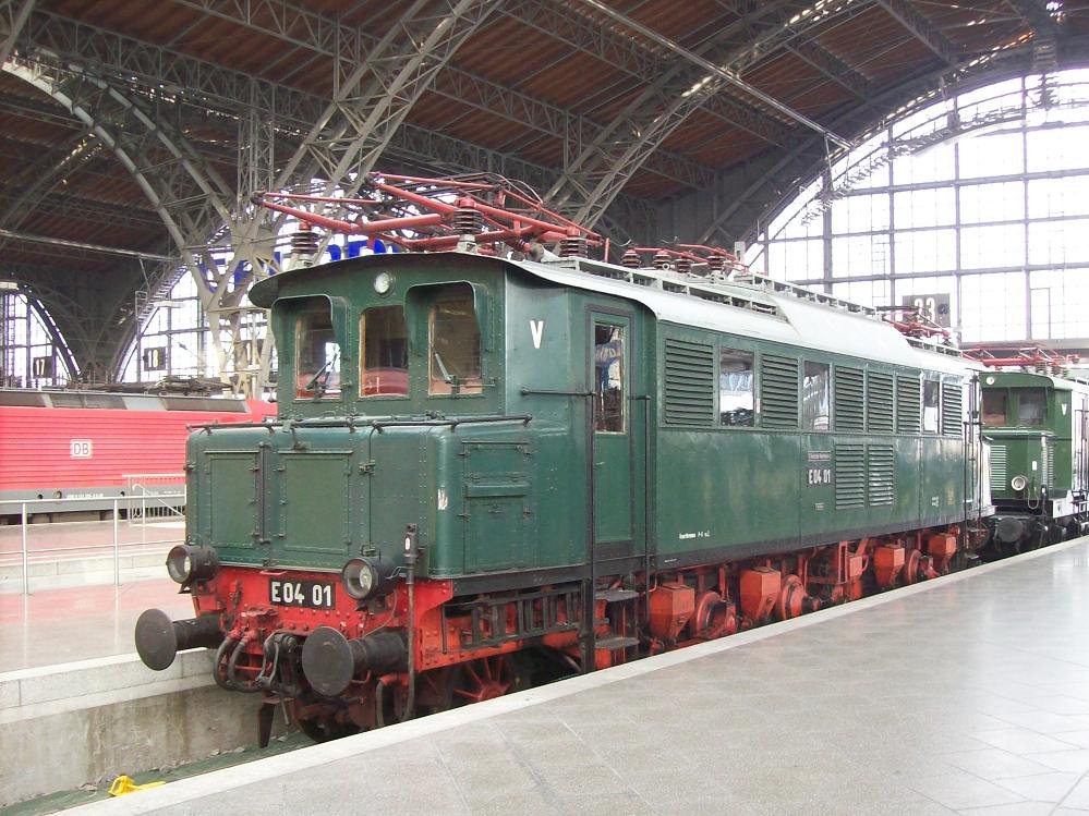 E04 01 steht wie immer auf den  Museumsgleis  im HBF Leipzig 16.12.2009