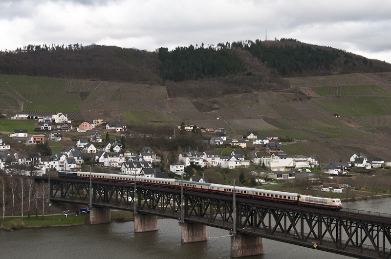 E10 121 und 103 235-8 mit IC 91301 (Trier Hbf - Dortmund Hbf) am 3. April 2010 auf der Doppelstockbrcke in Bullay.
