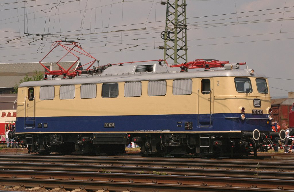 E10 1230 am 21.5.11 bei der Lokparade in Koblenz-Ltzel