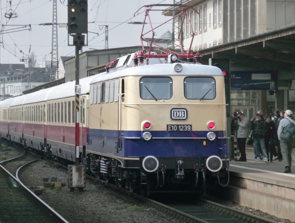 E10 1239 als Schubuntersttzung fr einen mittlerweile historischen TEE-Zug (gezogen von BR 41 360), beim Dampfspektakel in Trier HBf.