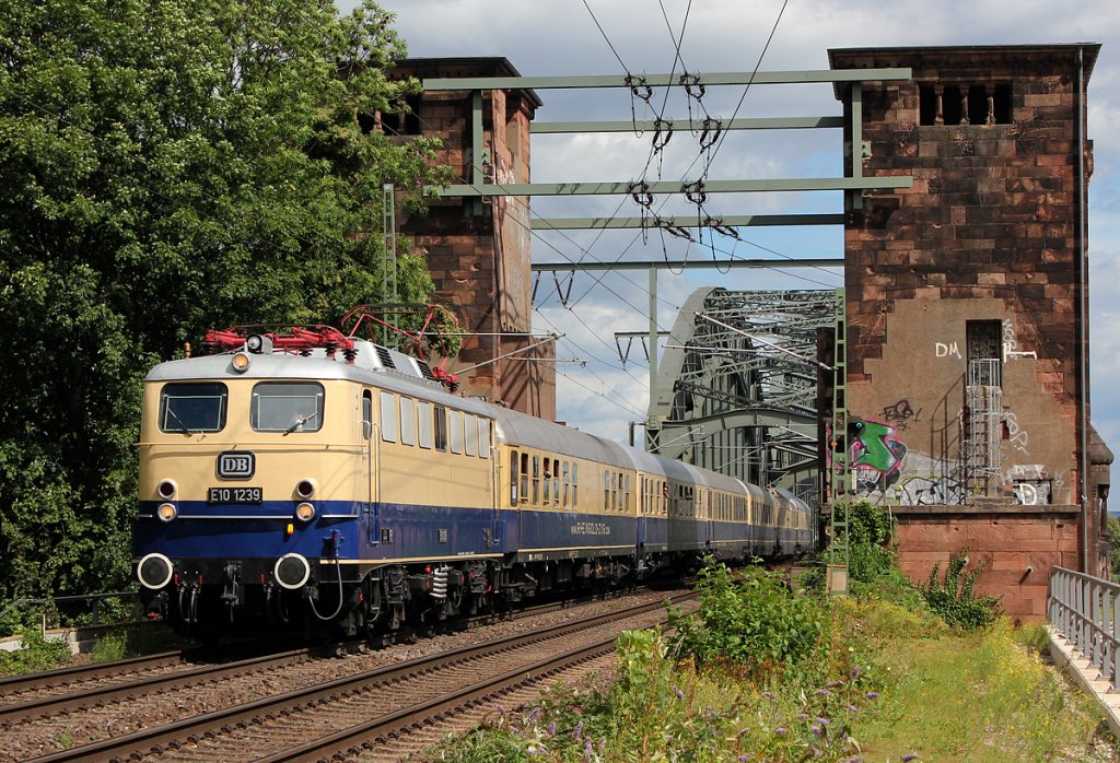 E10 1239 an der Klner Sdbrcke am 25.08.2012