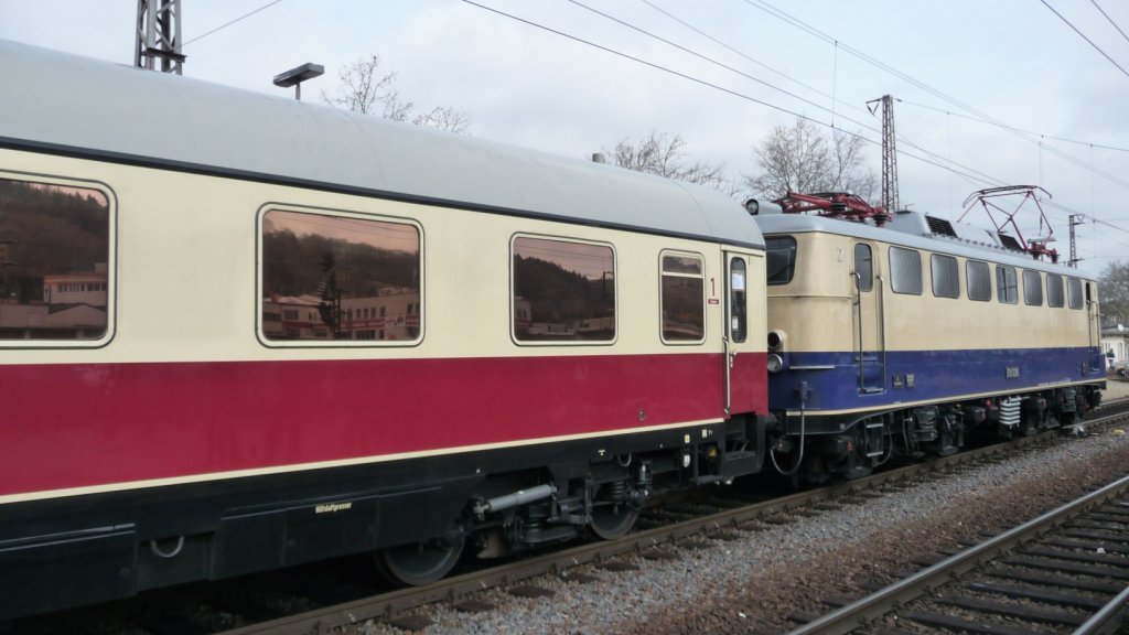 E10 1239 gibt Schubuntersttzung fr einen mittlerweile historischen TEE-Zug (gezogen von BR 41 360), bei der Einfahrt in Trier HBf.