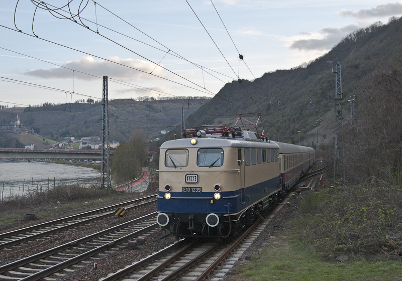 E10 1239 mit IC 91303 (Trier Hbf - Dortmund Hbf) am 5. April 2010 in Cochem.
