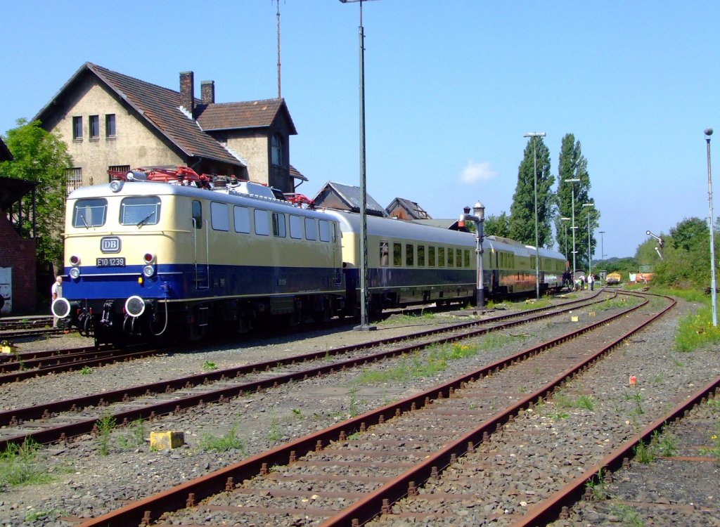 E10 1239 mit Rheingold-Express der frhen 60er-Jahre am 14.08.2010 im Rheinisches Industriebahn-Museum (RIM) in Kln Nippes.