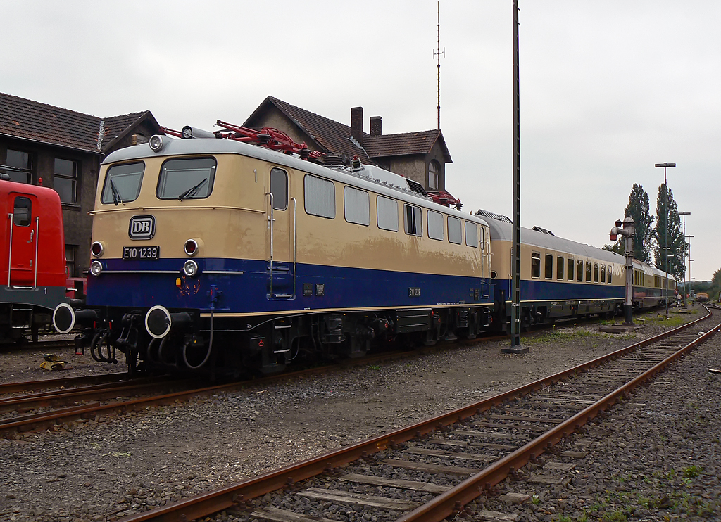 E10 1239 mit Rheingoldgarnitur beim BW Fest in K�ln Nippes am 15.08.2010