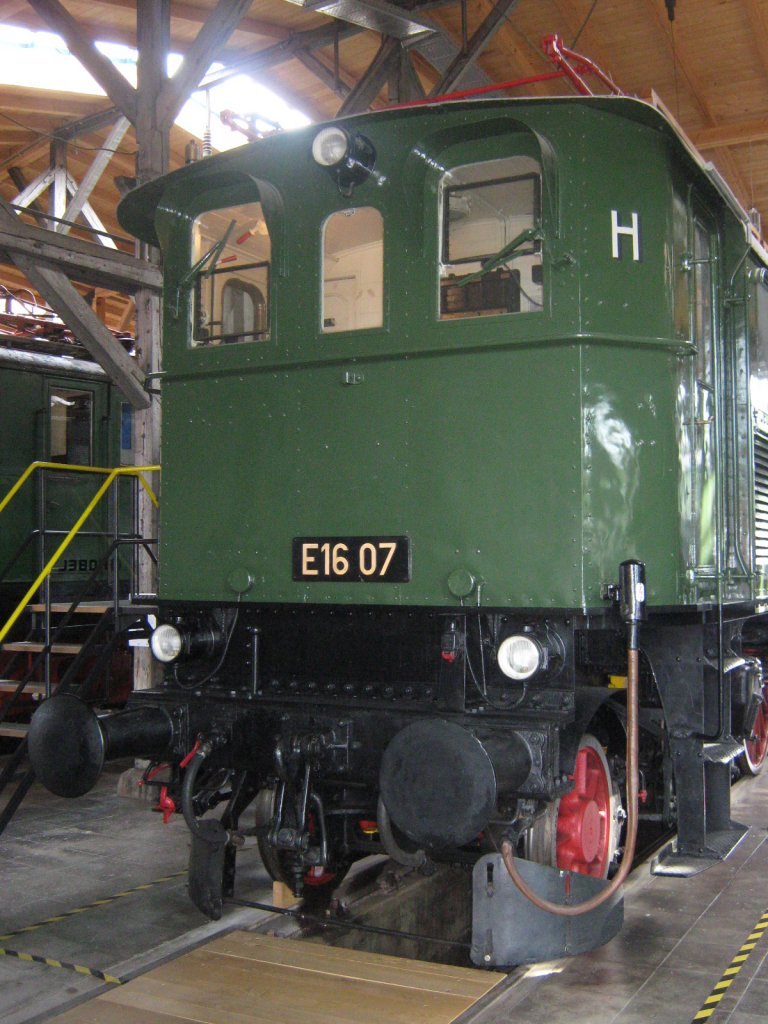 E16 07, ein Vorreiter der E-Lok-Produktion in Deutschland.
Die Lok unterhlt zwei Unterschiedliche Seitenwnde, eine davon hier im Museum  Lokwelt  in Freilassing offengelegt, zur besseren Besichtigung.
Aufnahme vom 06.08.2011 