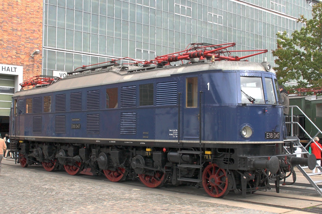 E18 047 am 18.09.2010 zum Tag der offenen Tr bei Bombardier Hennigsdorf