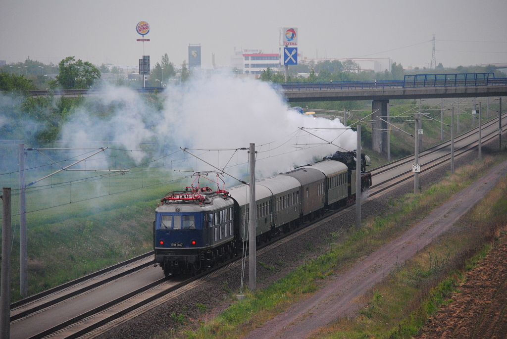 E18 047 am Zugschluss des Sonderzuges nach Wernigerode. (05.05.2012)