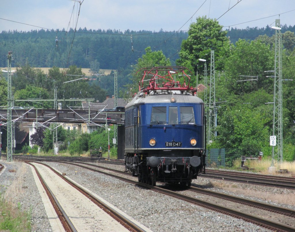 E18 047 durchfhrt am 06. Juli 2012 als Tfzf 93475 (Halle - Passau) den Bahnhof Kronach.