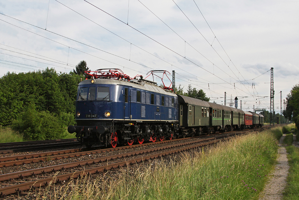 E18 047 mit einem Sonderzug am 12.06.2011 bei Mnchen-Westkreuz.