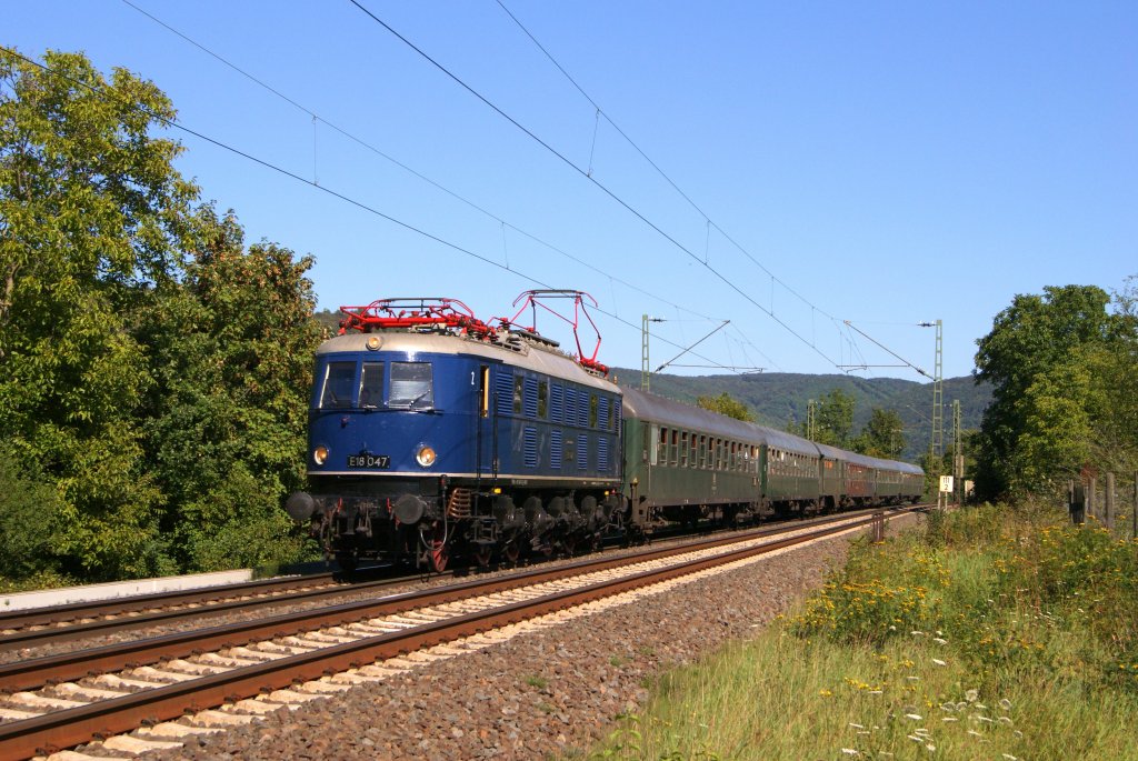 E18 047 mit einem Sonderzug in Osterspai am 20.08.2011
