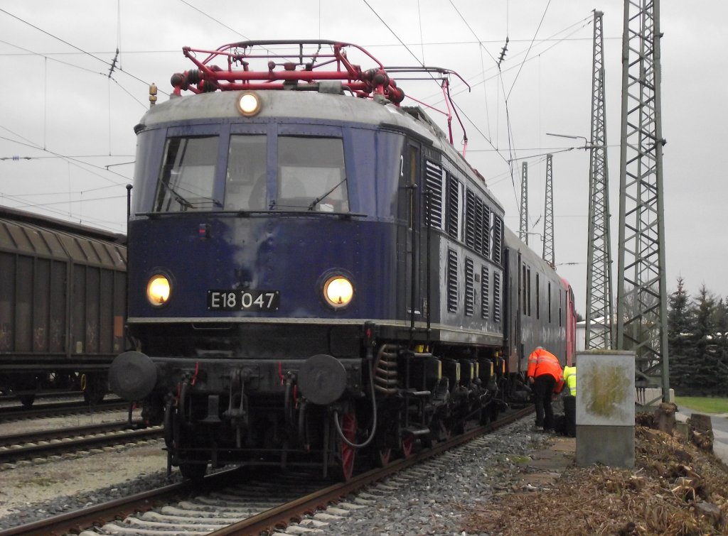 E18 047 steht am 29. Mrz 2012 mit Lr 91343 (Horb-Lichtenfels) bestehend aus einem Postwagen, der orientroten 110 103-9, der orientroten 110 226-9, zwei VT601-Mittelwagen sowie zwei Gterwagen auf Gleis 12 im Bahnhof Lichtenfels.