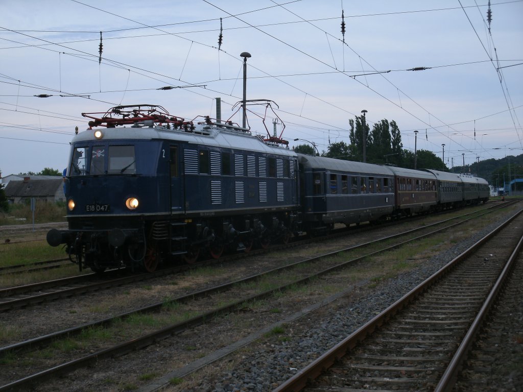 E18 47 stand,am 27.Juli 2013,mit dem Strtebekersonderzug nach Arnstadt in Bergen/Rgen.