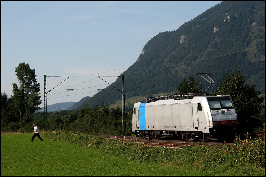 E186 101 rollt als Tfzf vom Brenner kommend zurck nach Mnchen… Htte man mal nicht den Fotopunkt gewechselt wre das Bild sicher viel besser geworden…. (07.08.2009)
