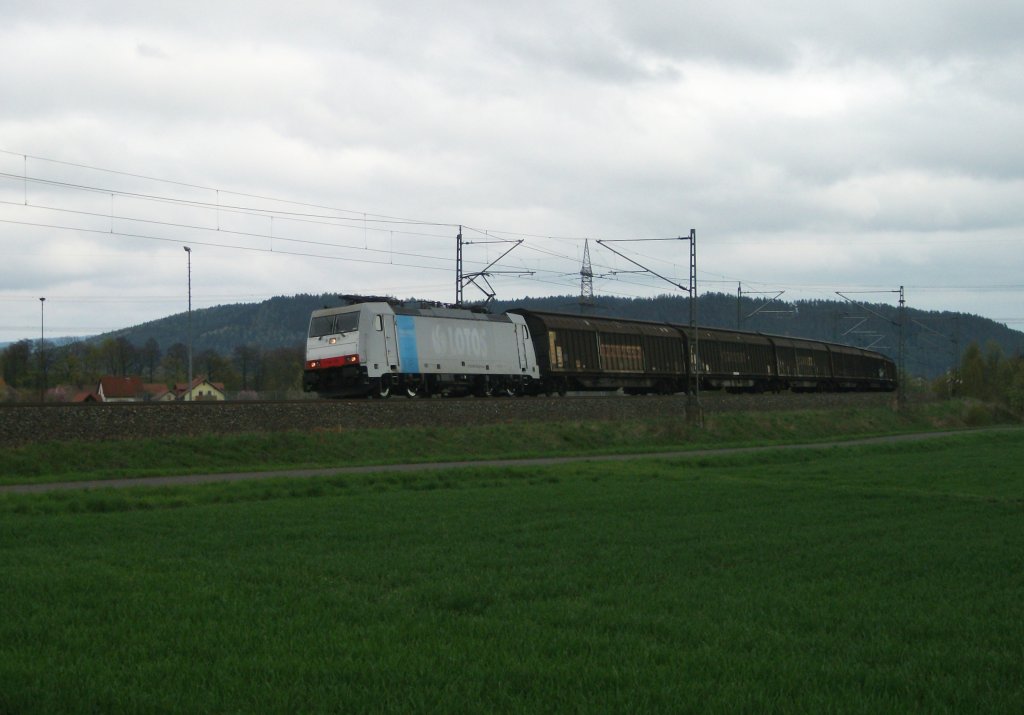 E186 137 von Railpool (ex Lotos) ist am 28. April 2013, im Auftrag von TXL, mit einem H-Wagenzug bei Halach(b. Kronach) Richtung Saalfeld(Saale) unterwegs.
