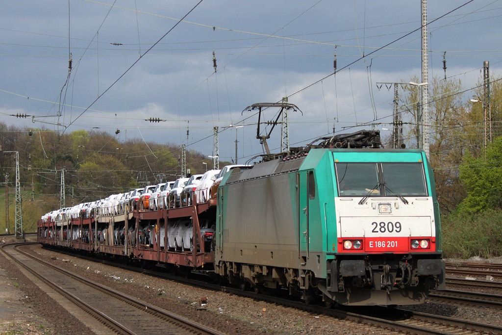 E186 201/2809 am 7.4.12 mit Autozug in Kln-West.