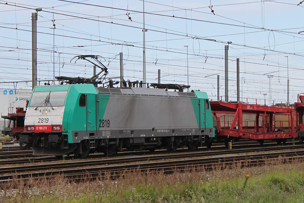 E186 211 (2819) steht am  29.07.12 mit einem Gz in Zeebrgge.