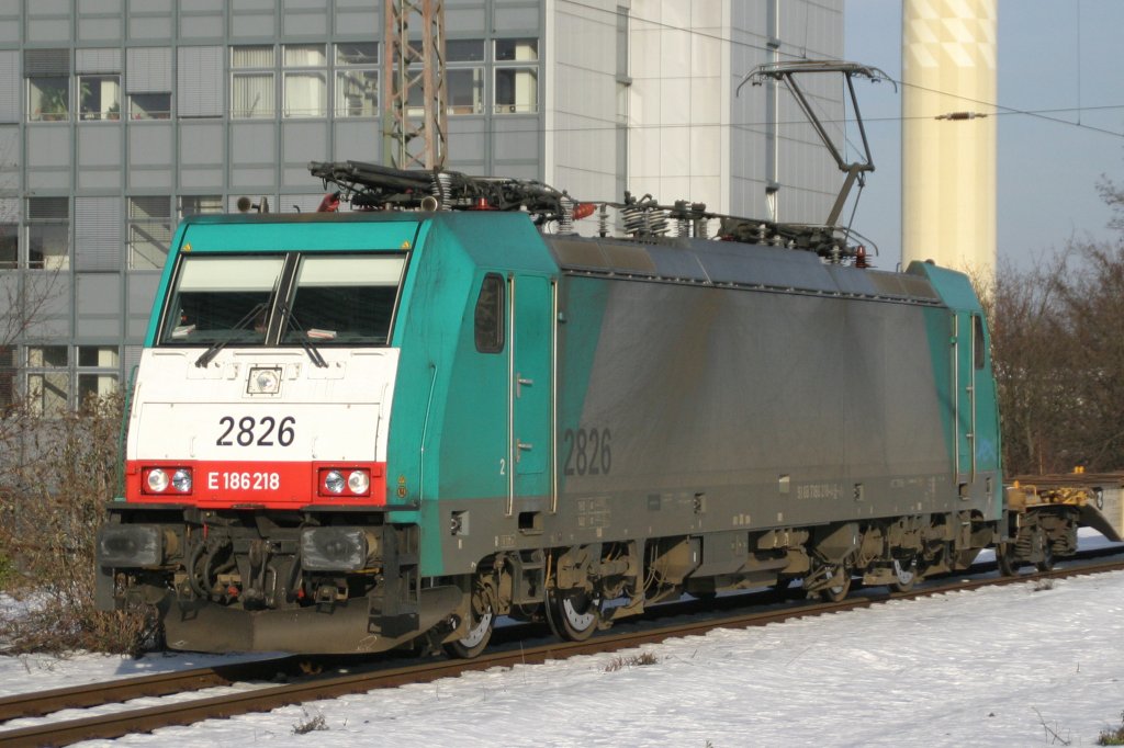 E186 218(2826) fhrt mit Containerzug am 5.1.11 durch Duisburg Hbf