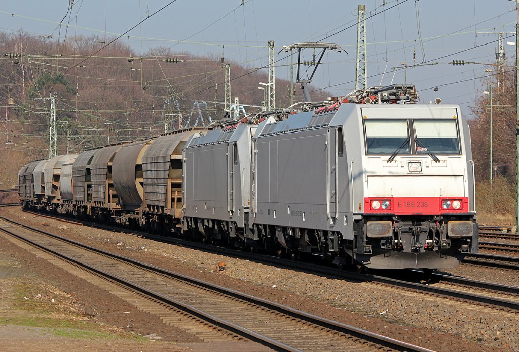 E186 238 mit Getreidezug in Kln West am 22.02.2011
