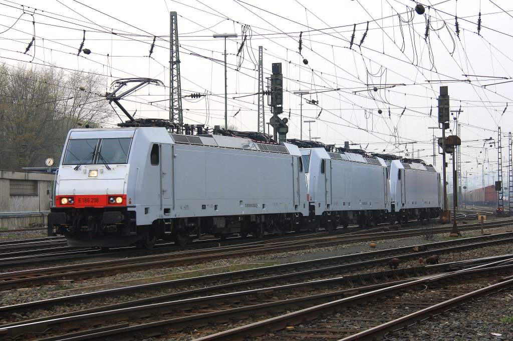 E186 238,E186 239,E186 237 von CB Rail fahren als Lokzug von Aachen-West nach Belgien bei Wolken am 4.4.2012.