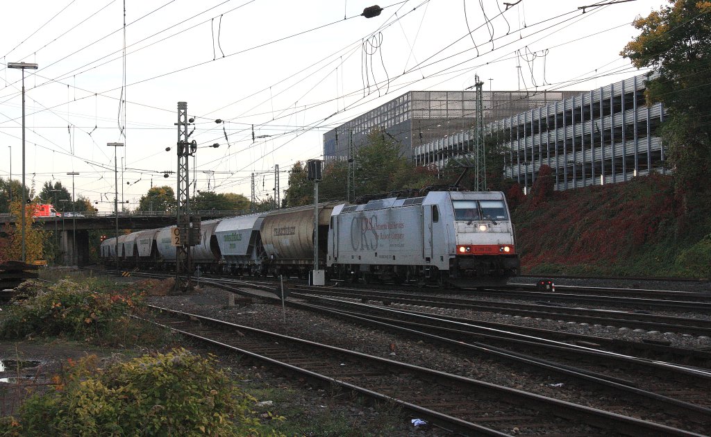 E186 239 von Continental Rail Services fhrt als Schubhilfe sie schiebt einen Getreidezug  von Aachen-West nach Belgien bis zum Gemmenicher-Tunnel.Vorne fhrt eine Class 66 DE6309 von DLC Railways in der Abendstimmung am 15.10.2012.