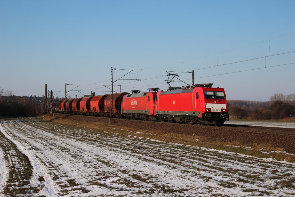 E186 340 und eine GA 152 waren Mitte Mrz etwas sdlich von Elze (KBS 350) mit einem gemischten Gterzug auf dem Weg nach Kassel.