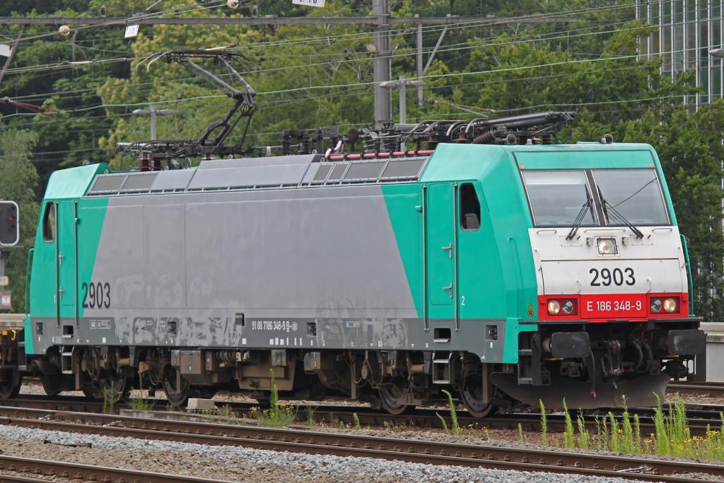 E186 348 (2903) zieht am 09.07.12 einen Conatinerzug durch Brugge.