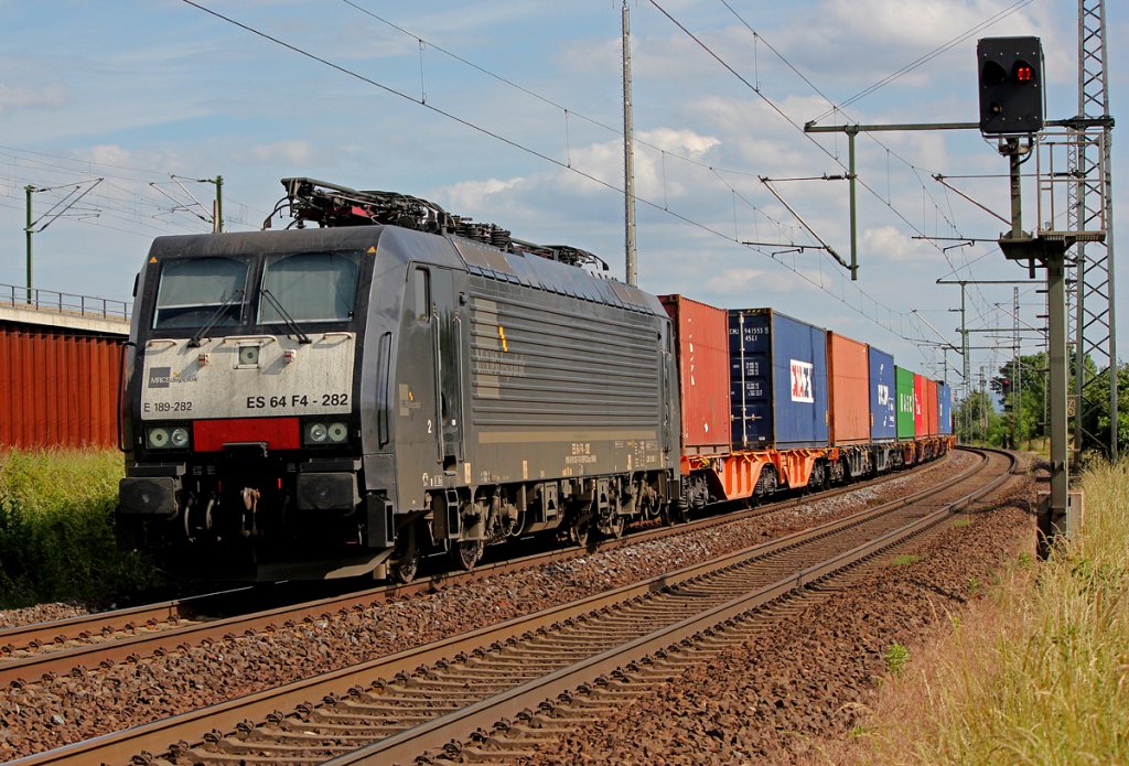 E189 282 / ES 64 F4-282 rollt mit abgesenkten Pantos, geschlossenen Jalouisien und ausgeschaltetem Spitzenlicht durch Porz Wahn am 05.06.2012