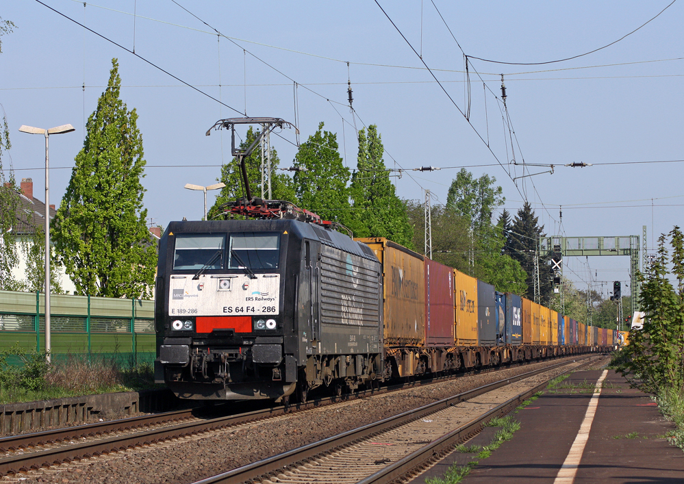 E189-286 mit eniem Gterzug Richtung Koblenz bei der Durchfahrt in Knigswinter, 21.4.11
