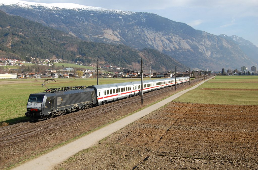 E189 910NC (ES 64 F4-010) mit EC 81 Mnchen Hbf - Bolzano/Bozen, am 26.03.2010 bei Schwaz